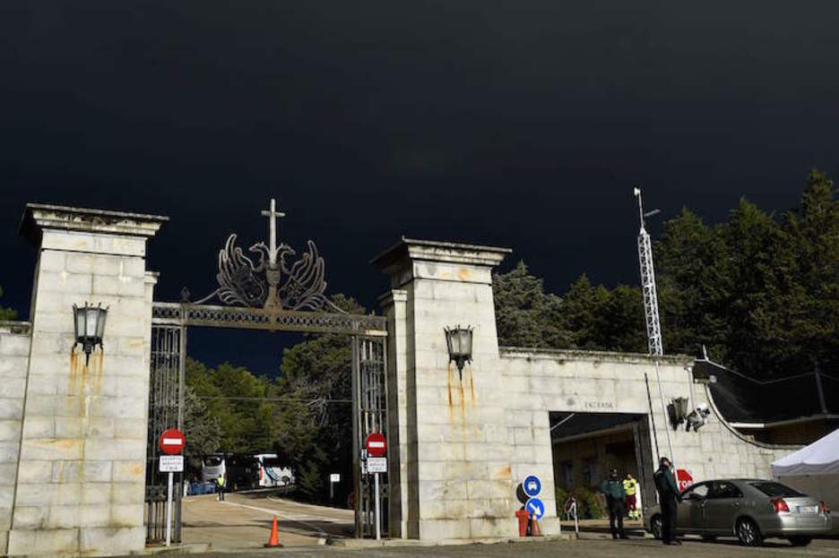 La Guardia Civil lleva varios días impidiendo el acceso al Valle de los Caídos. (Oscar DEL POZO / AFP)
