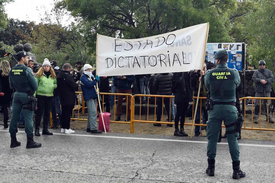 Pancarta de unos nostálgicos de una dictadura que duró cuatro décadas. (Oscar DEL POZO / AFP)