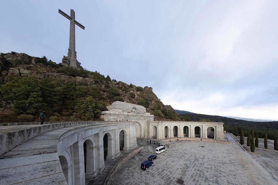Los familiares de Franco han llegado al Valle de los Caídos en varias furgonetas. (Emilio NARANJO / AFP)