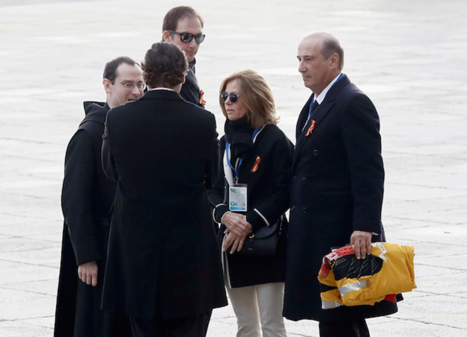 Francis Franco, uno de los nietos del dictador, con una bandera con el águila de San Juan. (AFP POOL)