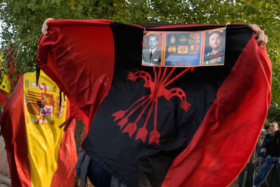 Tampoco han faltado las enseñas falangistas. (CURTO DE LA TORRE / AFP)