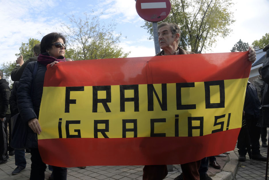 Una pancarta de agradecimiento al dictador. (CURTO DE LA TORRE / AFP)