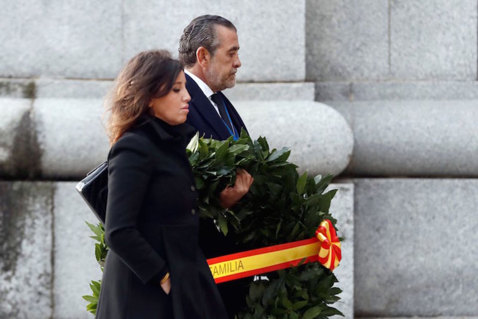 Otro de los nietos de Franco, Jaime Martínez-Bordiú, porta una corona de flores junto a su mujer, Marta Fernández. (POOL AFP) 