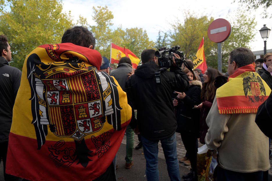 Simpatizantes con banderas franquistas. (CURTO DE LA TORRE / AFP)