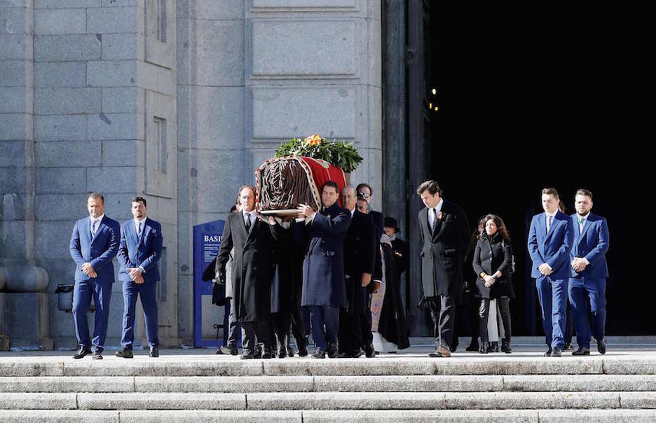 Los familiares de Franco sacan el féretro de la basílica. (Juan Carlos HIDALGO / EFE-AFP)