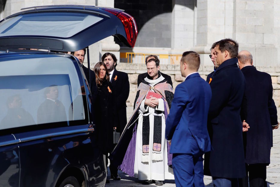Los familiares introducen el féretro en un coche fúnebre, ante la mirada del prior del Valle. (Juan Carlos HIDALGO / EFE-AFP)