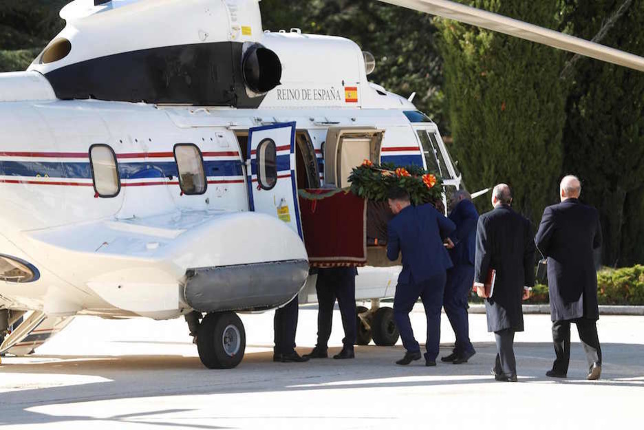 Los restos de Franco pasan del coche al helicóptero.  (Juan Carlos HIDALGO / EFE-AFP)