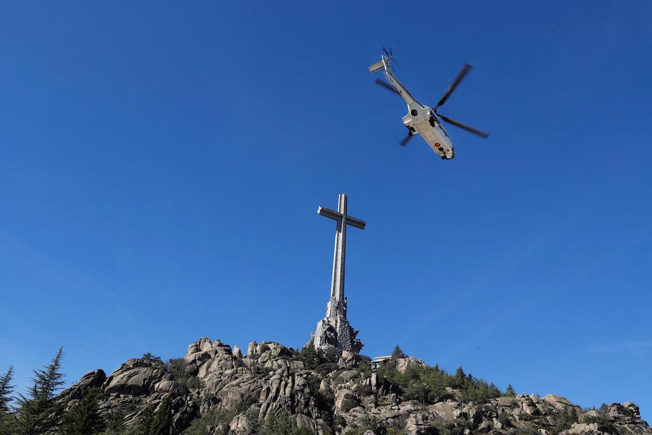El helicóptero sobrevuela el Valle de los Caídos, ya con los restos del dictador en su interior. (J.J. GUILLÉN / EFE-AFP)