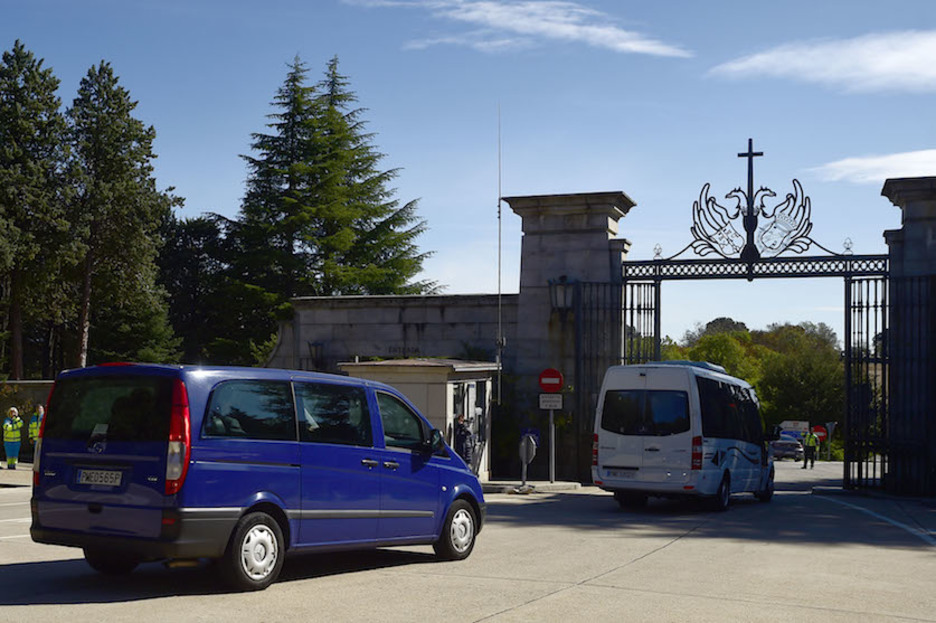 Los familiares de Franco abandonan el Valle rumbo a Mingorrubio. (Oscar DEL POZO / AFP)