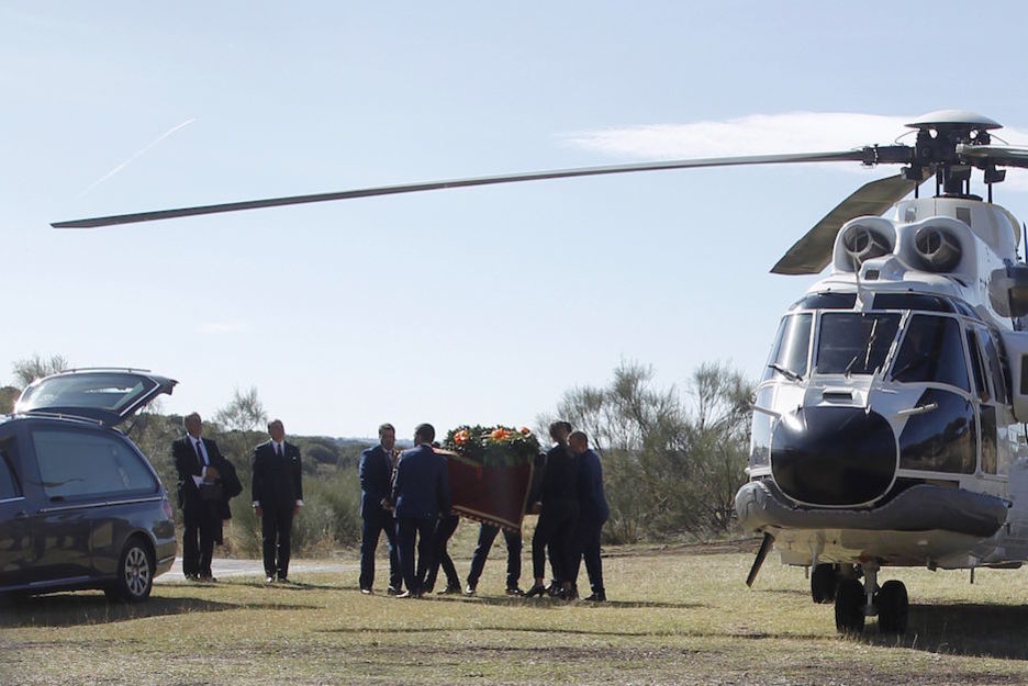 El féretro de Franco, trasladado del helicóptero al coche que lo ha llevado a Mingorrubio. (Javier LIZÓN / EFE-AFP)