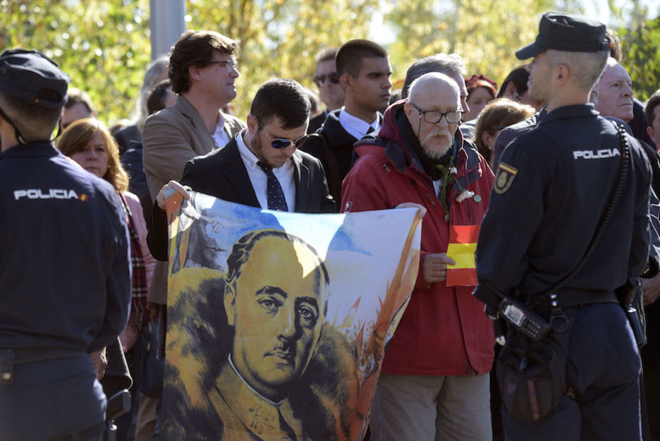 Banderas y retratos de Franco ante la mirada de la Policía española. (Curto DE LA TORRE / AFP)
