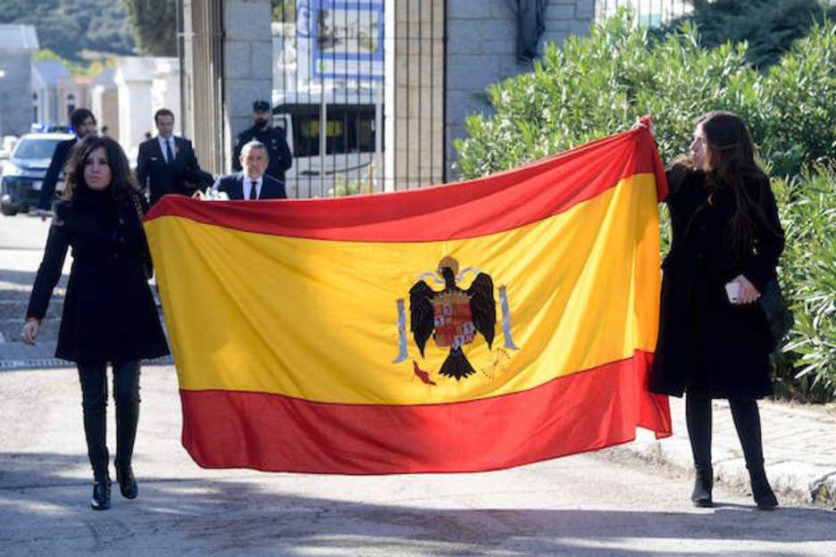 Dos jóvenes descendientes de Franco han abandonado así el cementerio de Mingorrubio una vez finalizado el entierro. (Curto DE LA TORRE / AFP)