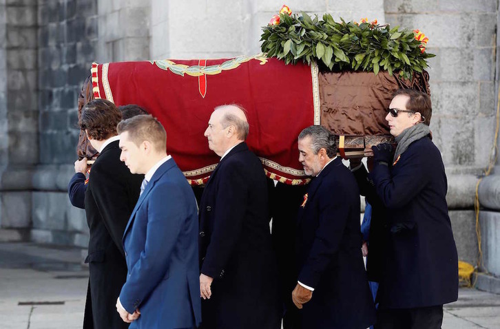 El dictador español Francisco Franco saliendo de los Caídos. (AFP)