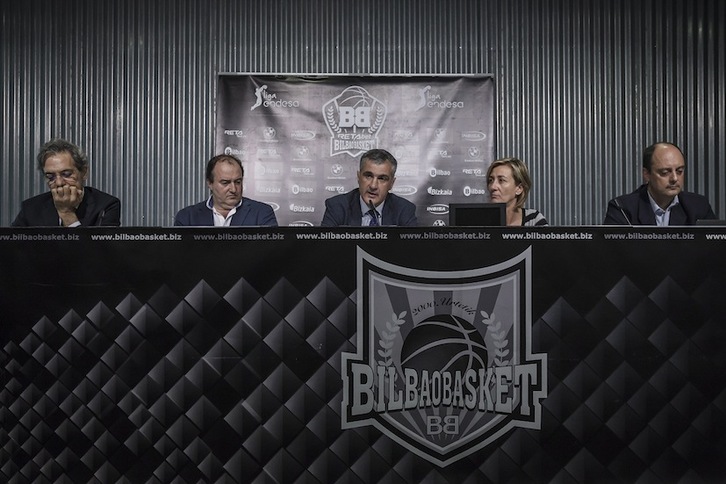 Imagen de archivo del Consejo de Bilbao Basket presidido por Koldo Mauraza, cuando se salvó de la disolución tras descender a la LEB Oro. (Aritz LOIOLA / FOKU)