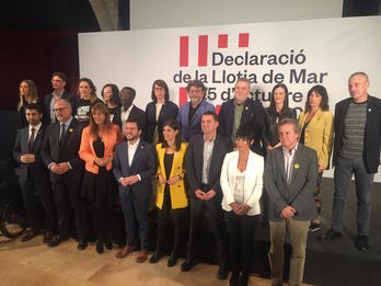 Foto de familia de los firmantes de la ‘Declaración de la Llotja de Mar’. (Ramón SOLA)