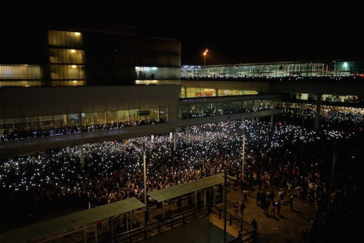 Miles de personas bloquearon el 14 de octubre el aeropuerto del Prat, convocadas por Tsunami Democràtic. (Pau BARRENA /AFP)