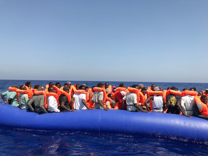 Migrantes rescatados por el Ocean Viking el pasado 11 de agosto en el Mediterráneo. (Anne CHAON/AFP)