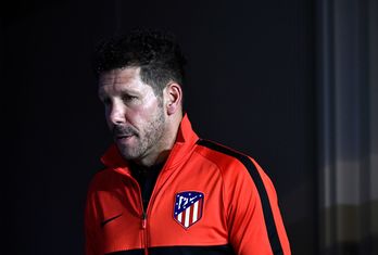 Simeone en la previa ante el Leverkusen de Champions. (Oscar DEL POZO / AFP)