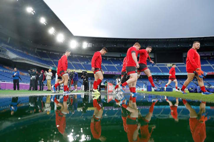 Los jugadores de Gales cruzan un charco para entrenar en el International Stadium Yokohama, sede de las dos semifinales. (ODD ANDERSEN / AFP)