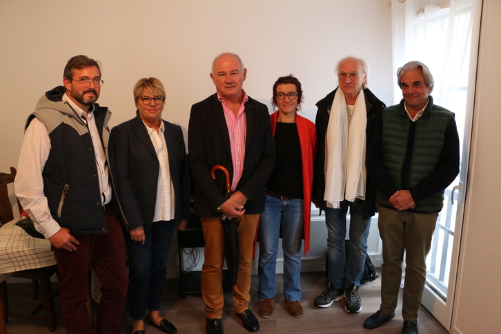 Representantes institucionales en la presentación de los nuevos apartamentos en Donibane Lohizune. (Iurre BIDEGAIN)