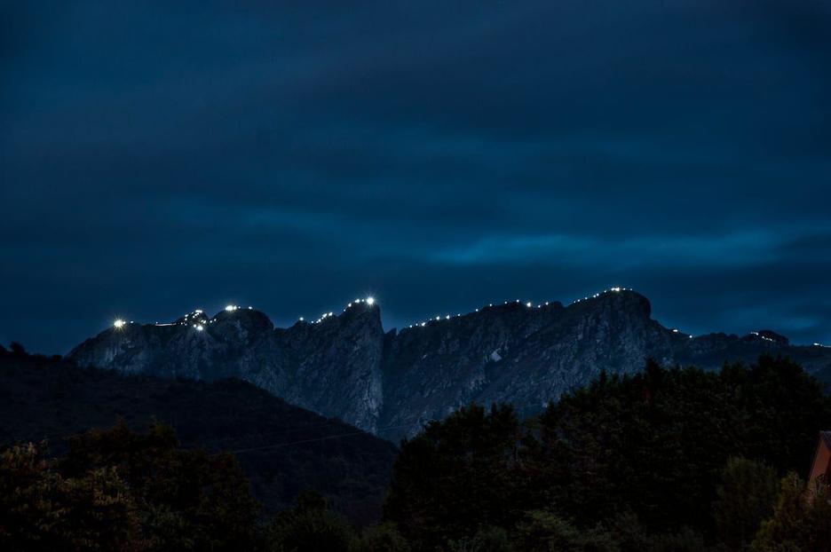 Aiako Harriak izan ziren argitzen lehenak. Aiako Harriak izan ziren argitzen lehenak.