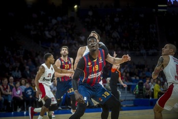 Una de las claves del triunfo gasteiztarra ha estado en el dominio de Fall sobre Milutinov en la pintura. (Jaizki FONTANEDA / FOKU)