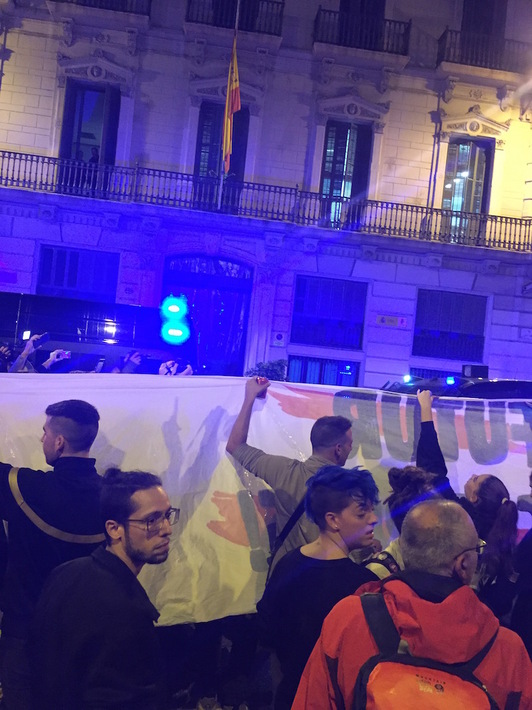Jóvenes catalanes, ayer viernes ante la comisaría española. (R.S.)
