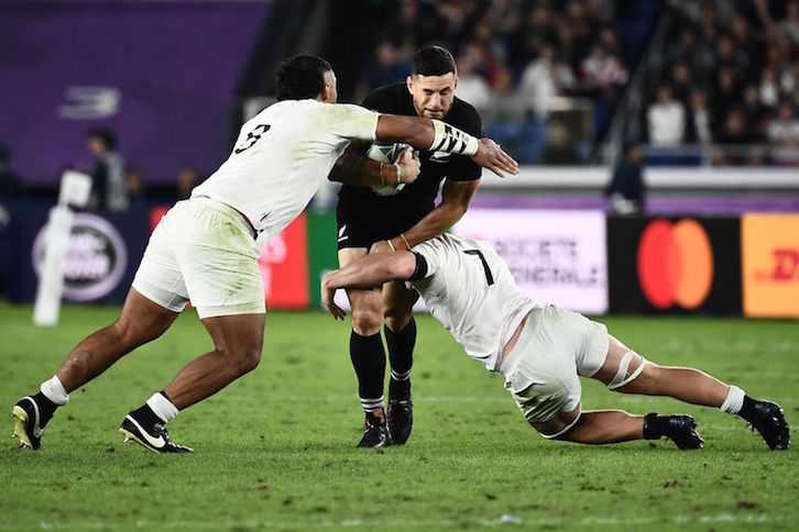 Uno arriba y otro abajo, Billy Vunipola y Underhill cierran el camino a Perenara e impiden que suelte rápido el balón. ( ANNE-CHRISTINE POUJOULAT / AFP) 