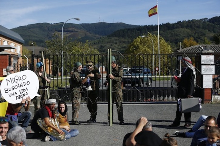 Colectivos antimilitaristas ante el cuartel de Soietxe, esta mañana. (Aritz LOIOLA/FOKU)