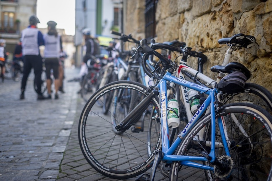 ‘Justizia’ hitza buruan, 150 pertsona batu dira Altsasu eta Iruñea lotu dituen bizikleta martxara. Jaizki FONTANEDA | FOKU ‘Justizia’ hitza buruan, 150 pertsona batu dira Altsasu eta Iruñea lotu dituen bizikleta martxara. Jaizki FONTANEDA | FOKU