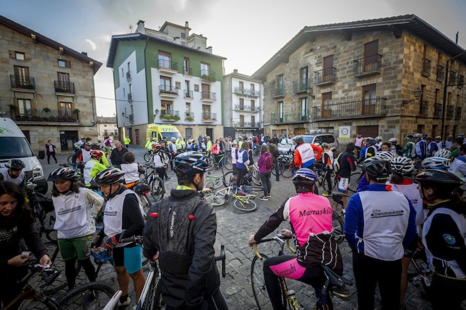 Goiztiar, 9.30etarako Altsasutik abiatzeko prestu agertu dira ekimenarekin bat egin duten 150 pertsonak. Jaizki FONTANEDA | FOKU Goiztiar, 9.30etarako Altsasutik abiatzeko prestu agertu dira ekimenarekin bat egin duten 150 pertsonak. Jaizki FONTANEDA | FOKU