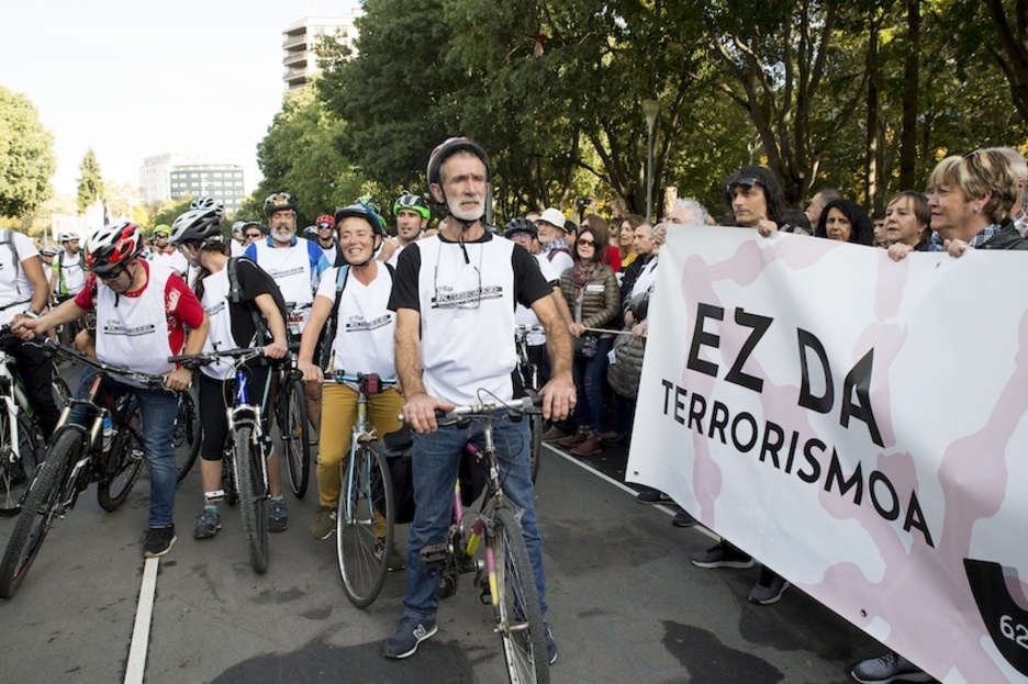 Iruñean, adore ohiuen artean eta ‘Ez da terrorismoa’ aldarripean jaso dituzte gazte espetxeratuen gurasoak. Iñigo URIZ | FOKU Iruñean, adore ohiuen artean eta ‘Ez da terrorismoa’ aldarripean jaso dituzte gazte espetxeratuen gurasoak. Iñigo URIZ | FOKU