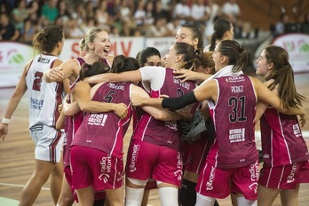 Piña de Araski después de haber conseguido ganar otro partido en los instantes finales. (Monika DEL VALLE / FOKU