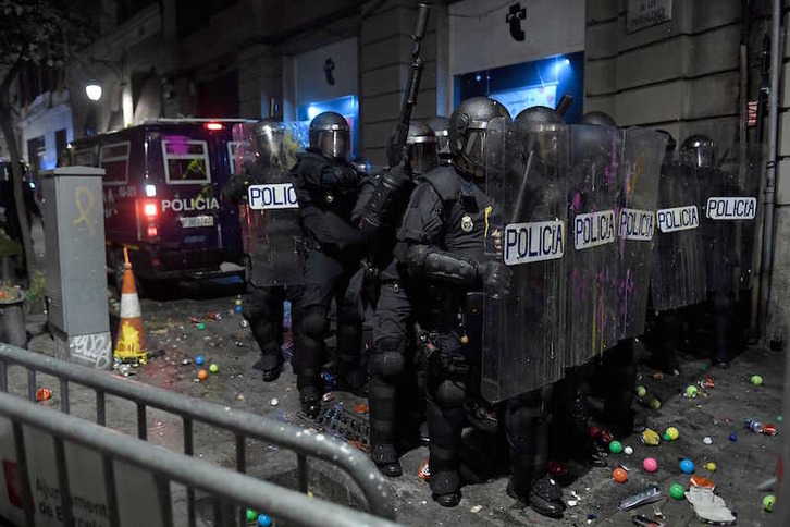 Los policías españoles, entre pelotas de juguete en la protesta de los CDR. (Josep LAGO | AFP)