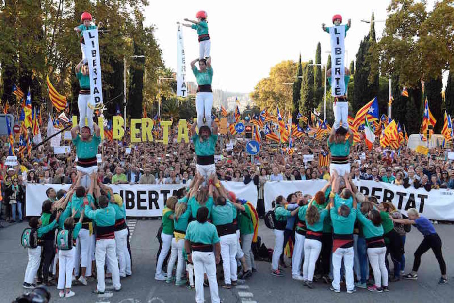 Castells al paso de la manifestación por la calle Marina. (Lluis GENE | AFP) Castells al paso de la manifestación por la calle Marina. (Lluis GENE | AFP)