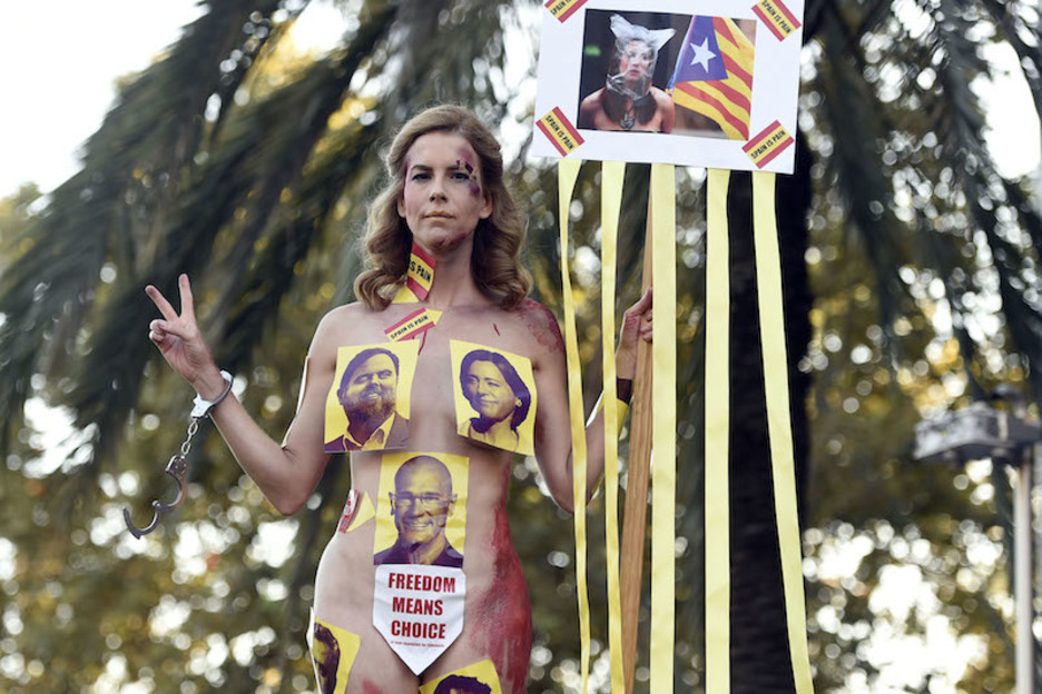 Performance de la artista catalana Jill Love, contra la condena. (Josep LAGO | AFP)