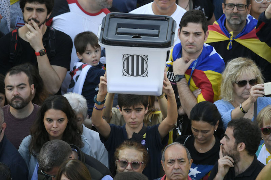 Un joven manifestante, con una urna del 1-0. (Lluis GENE | AFP)