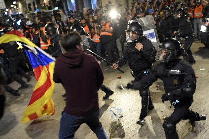 Los Mossos difundieron la imagen. En la foto, carga tras la condena del «procés». (Josep LAGO | AFP)