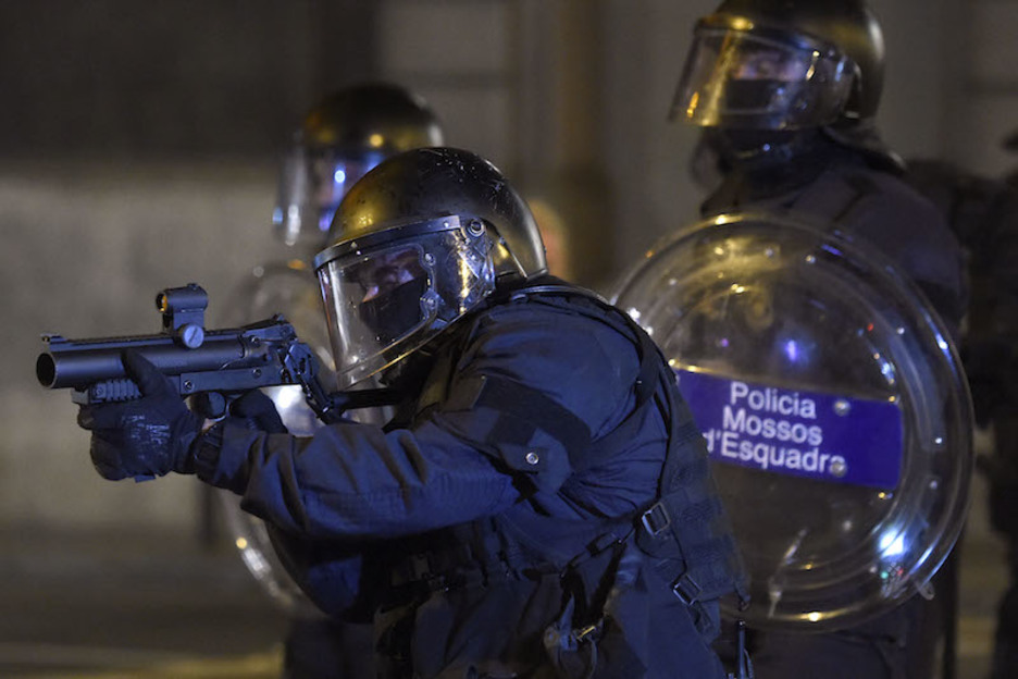 Disparos de los Mossos d’Esquadra. (Josep LAGO | AFP)