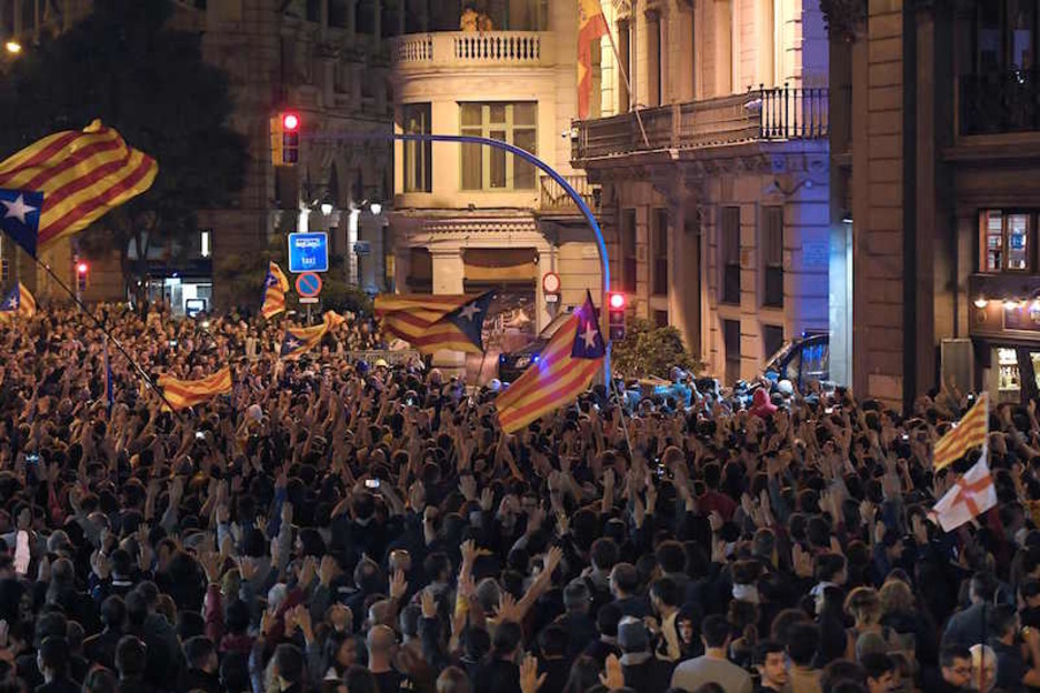 Antes de las cargas, la multitud ante la comisaría española. (Lluis GENE | AFP)