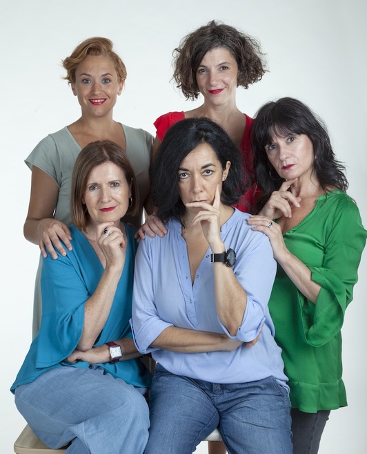 ‘Sabias ellas’ antzezlaneko lantaldea. (NAIZ)