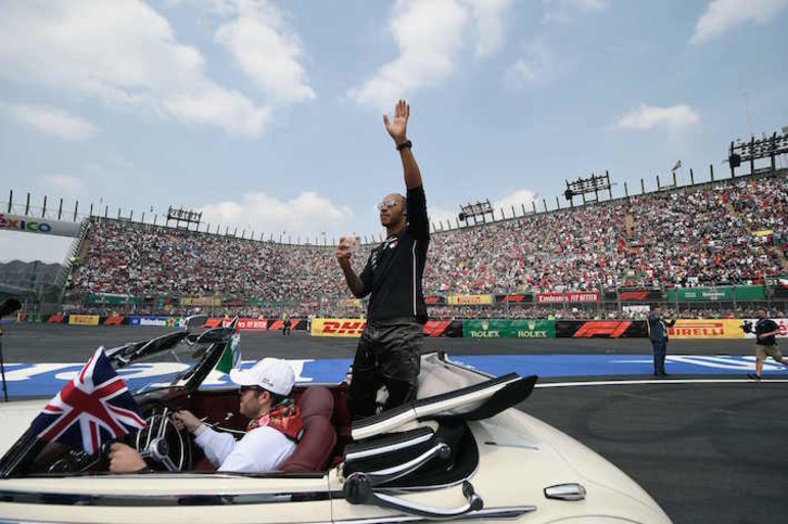 Lewis Hamilton (Mercedes) saluda al público antes de la carrera en México. (Alfredo ESTRELLA/AFP)