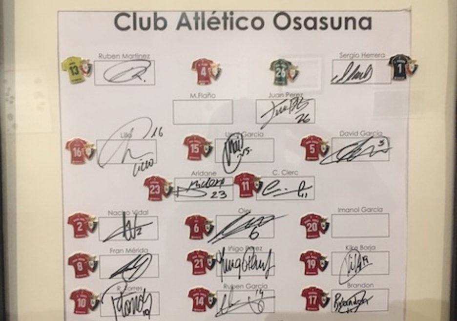 Camisetas de jugadores de Osasuna con su firma.
