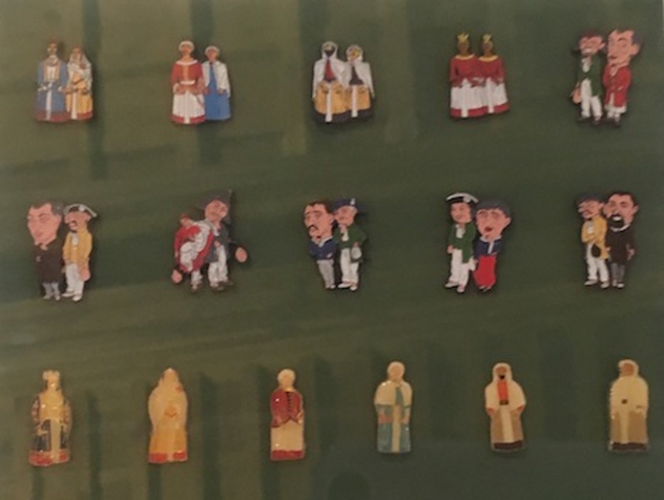 Pines con figuras de la Comparsa de Gigantes y Cabezudos de Iruñea.