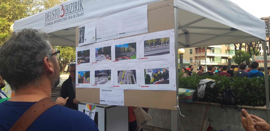 Un vecino observa un panel sobre el proyecto de reforma. (@goikodeustu) Un vecino observa un panel sobre el proyecto de reforma. (@goikodeustu)