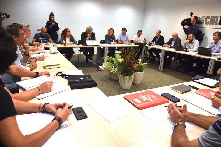 ELA, Steilas, LAB y CCOO se han reunido en la sede del CRL con las patronales Kristau Eskola y Aice-Izea y el Departamento de Educación de Lakua. (FOKU)
