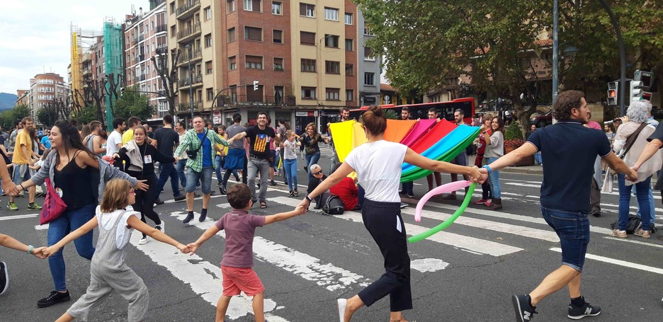 Mientras cortaron la avenida, realizaron una cadeneta. (@goikodeustu) Mientras cortaron la avenida, realizaron una cadeneta. (@goikodeustu)