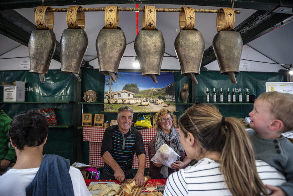 Grandes cencerros en un puesto de venta de quesos.  (Aritz LOIOLA / FOKU)