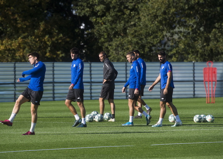 De Marcos en el centro en un entrenamiento de la semana pasada. (Luis JAUREGIALTZO / FOKU)