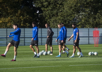 De Marcos en el centro en un entrenamiento de la semana pasada. (Luis JAUREGIALTZO / FOKU)